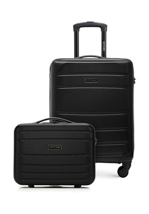 Dwie czarne walizki z twardą skorupą, jedna duża z teleskopową rączką i kółkami, oraz jedna mniejsza z górnym uchwytem, obie oznaczone marką "Wittchen".