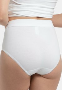 Mutande bianche in cotone a vita alta con una cintura elastica liscia e un design senza cuciture, caratterizzate da una consistenza morbida e cuciture minime.