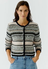 Gebreide cardigan met een veelkleurig patroon in roze, zwart en grijs, versierd met knopen, textuur garen en een ronde halslijn.