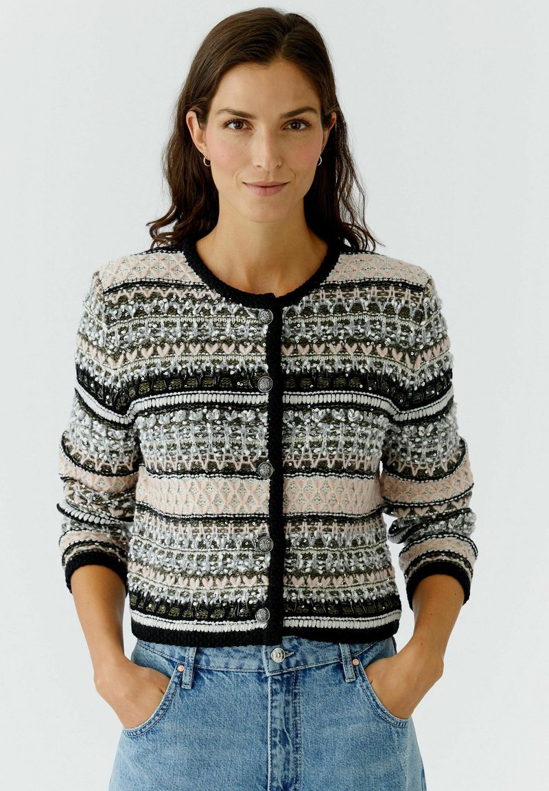 Gebreide cardigan met een veelkleurig patroon in roze, zwart en grijs, versierd met knopen, textuur garen en een ronde halslijn.