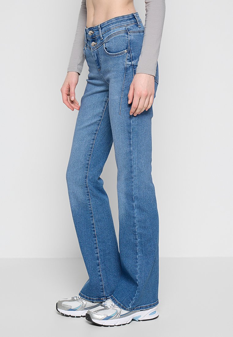 Hellblaue Denim-Jeans im ausgestellten Schnitt mit hohem Bund, ausgestattet mit zwei Knopfverschlüssen,Fronttaschen und dezenten Stickdetails.