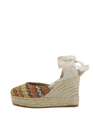 Espadrillas con zeppa con parte anteriore multicolore intrecciata, tacco in juta beige intrecciata e nastri beige da annodare alla caviglia.