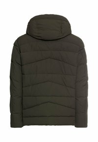 Polstret jakke i mørkegrøn med hætte. Har en chevron-quilting og glat tekstur. Ingen synlige lukninger eller yderligere detaljer.