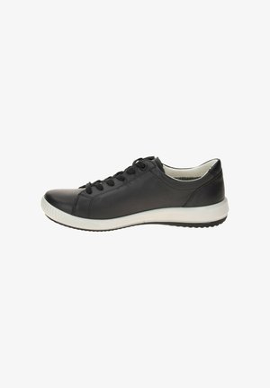 Schwarzer Low-Top-Sneaker mit Schnürung vorne, weißer gepolsterter Sohle und gepolstertem Kragen, von der Außenseite auf weißem Hintergrund gesehen.