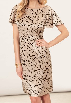 Goldene Polka-Dot-Kleid aus Satin, mit kurzen, fließenden Ärmeln und tailliertem Oberteil, mit schwarzen Punkten auf der gesamten Oberfläche.