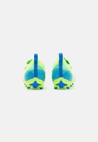 Neon dzeltenzaļas futbola kurpes ar z blue akcentiem, sieta augšdaļa, divas vilkšanas cilpas un naglas zemē. Izstrādātas, lai nodrošinātu saķeri uz zālāja virsmām.