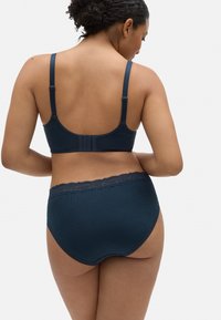 Conjunto de sujetador de canalé azul marino y braguita de tiro alto con encaje. Tirantes ajustables y cierre de gancho y ojal en el sujetador. Textura suave.