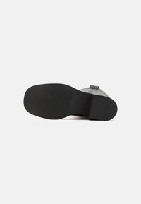 Pavement ANNELI - Platform boots - black