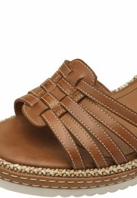 Sandalo in pelle marrone con design a fascia intrecciata, soletta testurizzata e dettagli in juta naturale attorno alla suola. Cuciture bianche che fanno da accento.