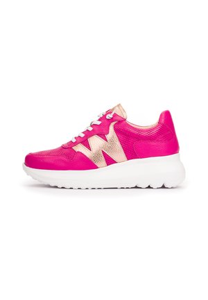 Zapatilla deportiva de color rosa brillante con suela blanca gruesa, diseño en zigzag en color rosa dorado, cordones blancos y detalles en cuero texturizado, mostrada en vista lateral.