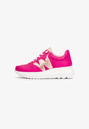 Zapatilla deportiva de color rosa brillante con suela blanca gruesa, diseño en zigzag en color rosa dorado, cordones blancos y detalles en cuero texturizado, mostrada en vista lateral.
