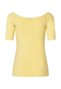 Geel off-the-shoulder top met korte mouwen, zachte stof, getailleerd ontwerp en een gladde textuur. Geen patronen of zichtbare hardwaredetails.