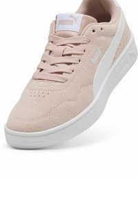 PUMA tenisice imaju gornji dio od svijetloružičastog antilopa, bijeli gumeni potplat, dizajn sa vezicama te istaknuti PUMA logo na jeziku i bočnoj strani.