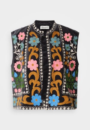 Svart fløyelsvest med fargerik blomsterbroderi i rosa, blått og grønt, med intrikate detaljer i gull og hvitt langs kantene.