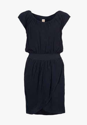 Vestido negro de manga corta hasta la rodilla con cintura elástica y detalles de tela recogida alrededor del escote y la superposición de la falda.