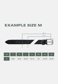 Schwarzer Ledergürtel mit einer silbernen Metallschnalle. Die Maßangaben zeigen die Größe M: 90-95 cm Länge. Verfügt über fünf Löcher für Anpassungen.