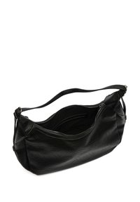 Svart läderaxelväska med mjuk textur, dragkedjestängning och en justerbar axelrem; rymligt inre utan synliga fack.