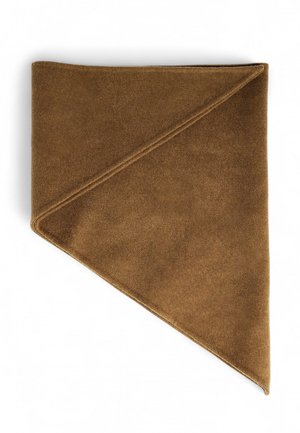 Rjav trikotni šal, izdelan iz mehke, teksturirane tkanine z gladko površino. Ima čiste linije in prepognjen rob.