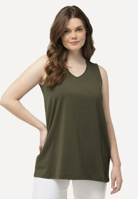 Olijfgroene mouwloze top met een V-hals, gemaakt van zachte stof; heeft een ontspannen pasvorm en een lichte drape aan de onderkant.