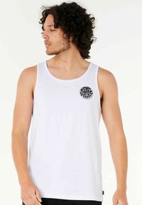 Weißes Tanktop mit einem runden schwarzen Grafiklogo auf der linken Brustseite. Einfaches Design, aus einem glatten Stoff, ärmelloser Schnitt.