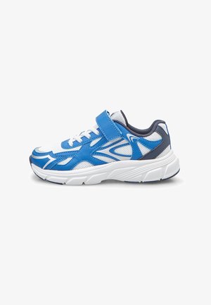 Scarpa sportiva blu e bianca con parte superiore in mesh, tallone rinforzato e cinturino regolabile. Presenta una suola testurizzata e linee di design eleganti.
