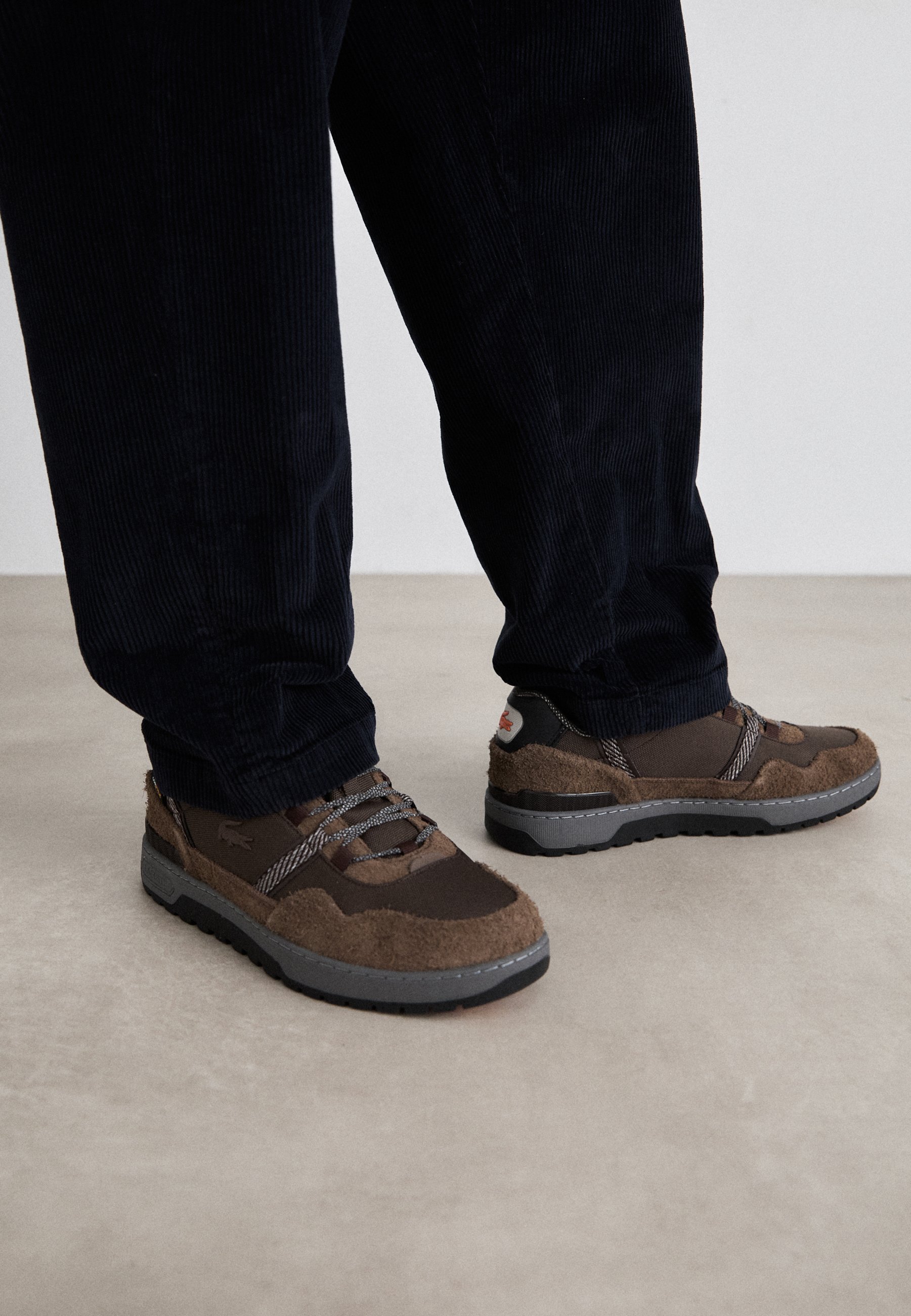 Lacoste T-CLIP WNTR 224 - Trainers - brown/dark grey/brown