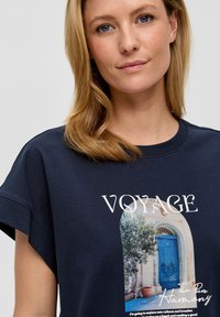 s.Oliver MIT KAPPÄRMELN - T-shirt print - tiefblau