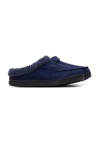 Zapatillas de casa azul marino con un forro suave y peludo y una suela de goma negra texturizada. Presentan detalles cosidos en los bordes.