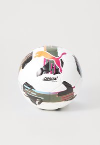 Hvid fodbold med farverige abstrakte mønstre og Puma-logo, mærket "Orbita 5 Fusion," isoleret på en lys baggrund.
