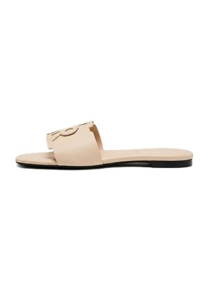 Sandalo beige piatto con una larga fascia caratterizzata da un motivo decorativo in rilievo e una suola sottile nera.