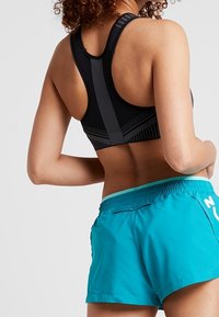 Nike Performance Pantalón corto de deporte - green