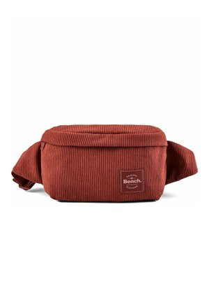 Bauchtasche aus rostfarbenem Rippstoff mit Reißverschluss und einer Frontpatch mit der Aufschrift Bench Original Clothing.