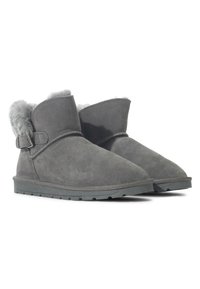 Stivaletti alla caviglia in suede grigio con fodera in pelo sintetico, cinturino regolabile e suola in gomma. Design a scarponcino basso con punta rotonda e finitura testurizzata.
