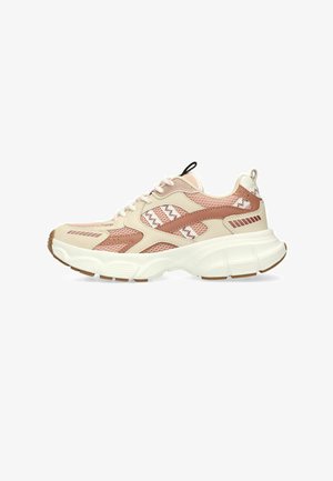 Robuuste sneaker met beige en roze mesh en leren bovenwerk, witte dikke zool en bruine rubberen buitenzool, gezien vanaf de buitenkant.