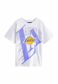 Hvid bomulds t-shirt med et lilla og gult grafisk tryk, der står "Los Angeles Lakers" med et basketballikon.