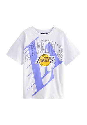 Weißes Baumwoll-T-Shirt mit einem lila und gelben Grafikdruck, der "Los Angeles Lakers" und ein Basketball-Icon zeigt.