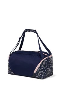 Marinefarbene Duffle-Bag mit Blumenmuster, rosa Akzenten, doppelten Griffen und verstellbarem Tragegurt. Texturiertes Material mit einem Reißverschluss oben.