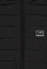 Černá péřová bunda s vodorovným prošíváním, plným zipem a šedým logem s designem hory na levé hrudi.
