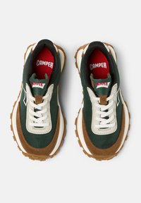 Gröna och bruna sneakers med överdel i mesh och mocka, vita snören och grova tånaglar i beige gummi. Logga i röd på plösen.