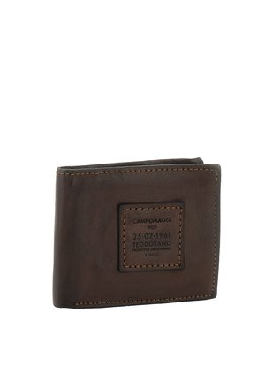 Portafoglio bifold in pelle marrone con etichetta cucita che mostra il nome del marchio Campomaggi e testo in italiano.