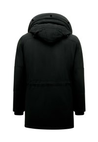 Zwarte geïsoleerde jas met een capuchon, met een gladde textuur, lange mouwen en een rechte snit. Details zijn onder andere versterkte naden en een trekkoord.