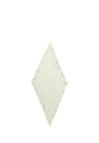 Foulard en soie  à motif floral en forme de losange, présentant une bordure vert clair et des motifs floraux multicolores sur un fond crème.