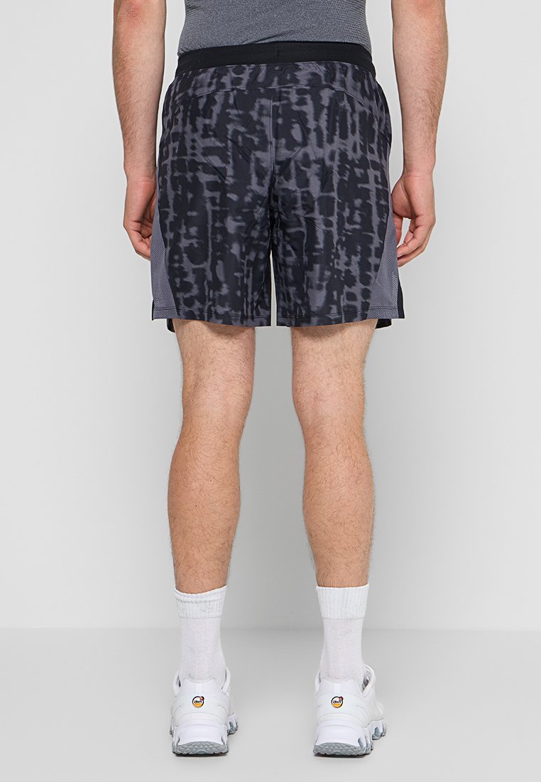 Shorts de sport pour homme en noir avec un motif abstrait gris ; fabriqués en tissu léger, dotés d'une taille élastique confortable.