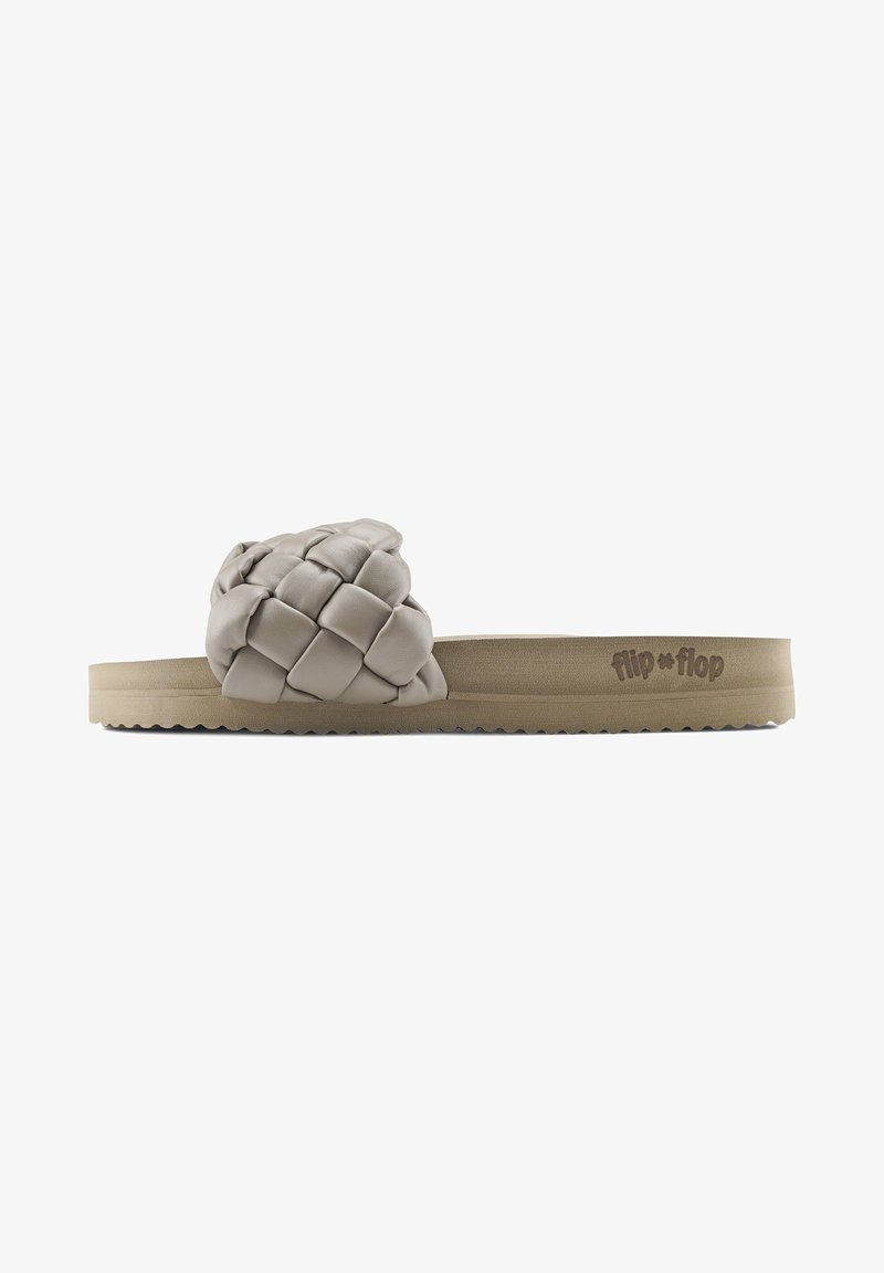 Braune geflochtene Rutsch-Sandale mit einem weichen, gepolsterten Oberteil und strukturiertem Fußbett, das den Markennamen "flip flop" an der Seite eingeprägt hat.