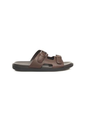 Sandales à glissière en cuir marron avec deux boucles réglables, une semelle de soutien et des détails découpés sur le côté pour la ventilation.