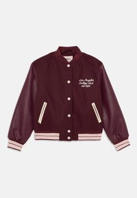 Burgunder varsity-jakke med læderærmer, trykknapper, stribede manchetter og kant, samt "Los Angeles College club est 1995" broderet på brystet.