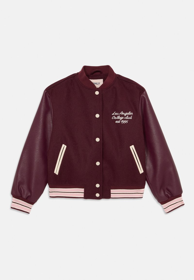 Burgunder varsity-jakke med læderærmer, trykknapper, stribede manchetter og kant, samt "Los Angeles College club est 1995" broderet på brystet.