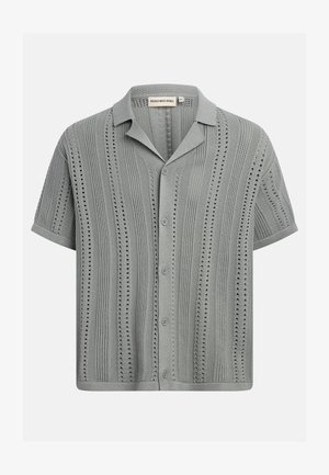 Chemise tricotée gris clair à manches courtes, rayures verticales perforées, boutonnage devant, col ouvert et coupe décontractée.
