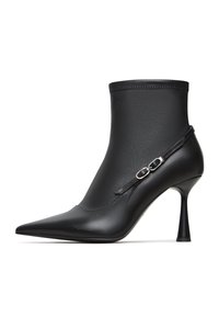 Černé kožené kotníkové boty s špičatou špičkou, vyrobené z hladké kůže, mají těsný svršek a štíhlý stiletto podpatek s dekoračním pásem.