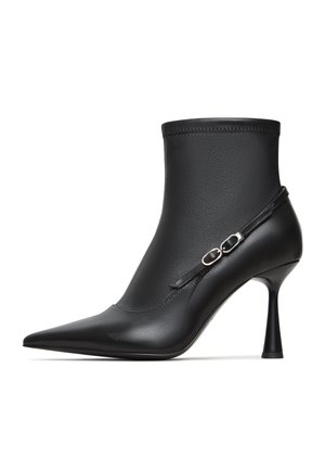 Zwarte puntige enkellaarsjes van soepel leer, met een aansluitende schacht en een slanke stilettohak met een decoratieve banddetail.